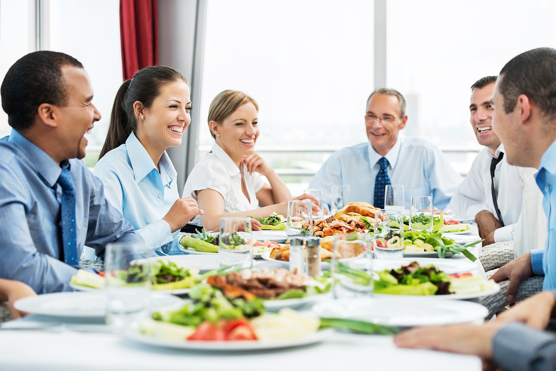 Read more about the article 4 razões para oferecer alimentação terceirizada aos seus funcionários