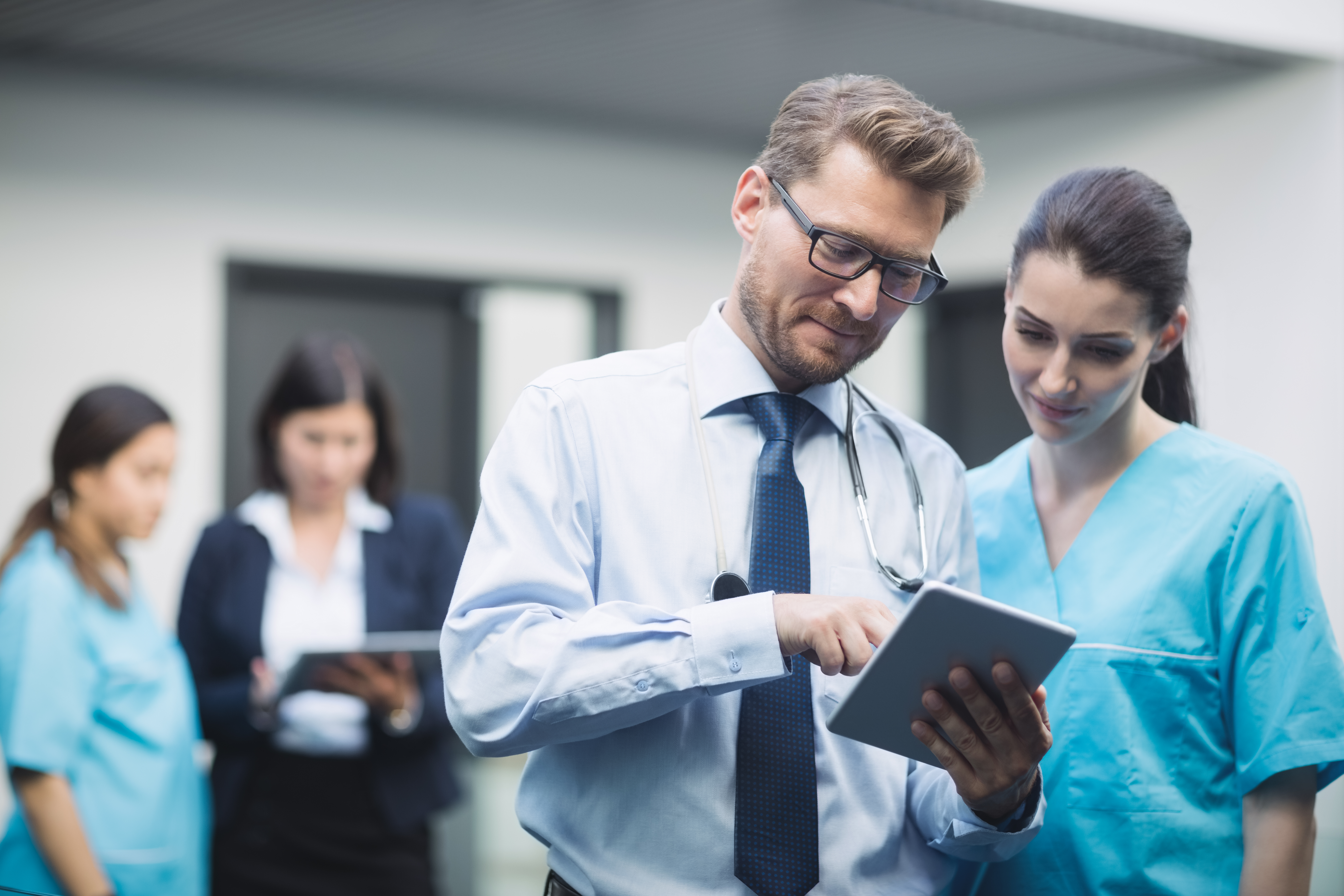 Descubra a importância de investir nos recursos humanos na gestão hospitalar. Além disso, entenda o papel de serviços facilities para esse desenvolvimento.