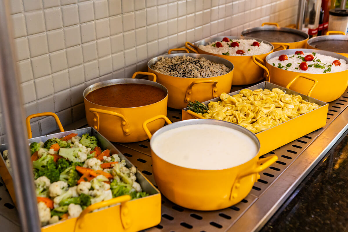 Padronização na alimentação corporativa: o que diferencia fornecedores comuns de parceiros estratégicos