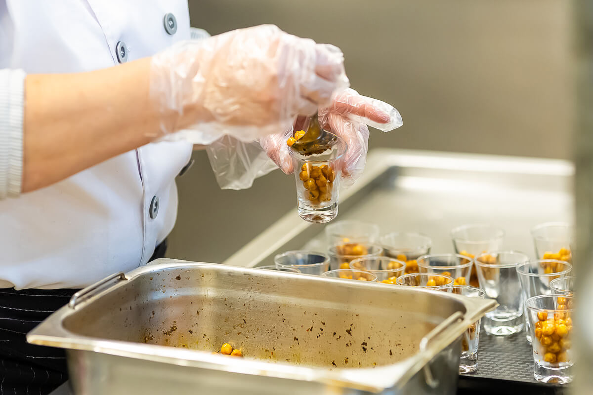 Quando qualidade, segurança e operação não conversam, o risco aumenta na alimentação corporativa