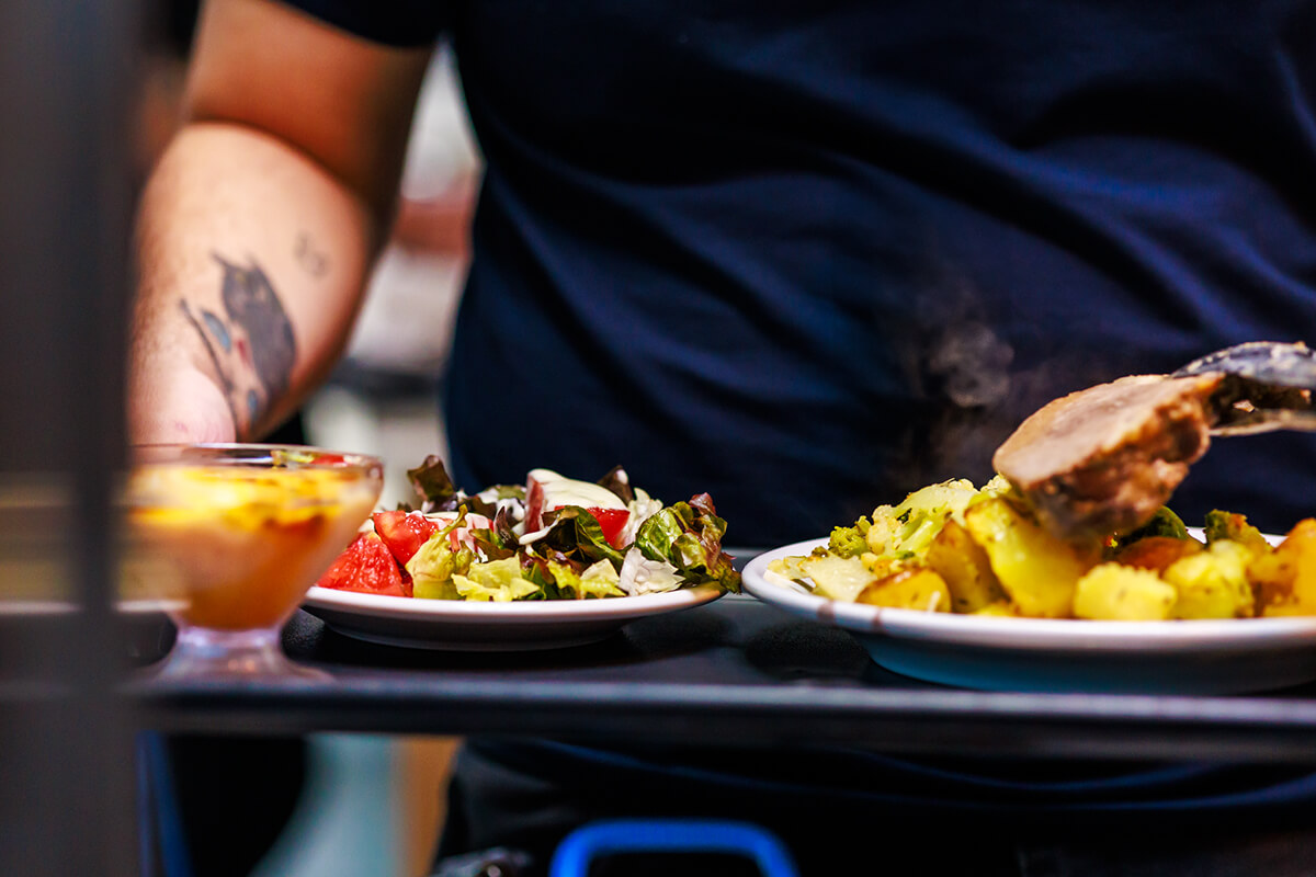 Controle de qualidade na alimentação corporativa: o que o colaborador não vê, mas sente todos os dias